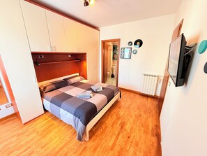 1 bedroom, in-room safe, desk, iron/ironing board