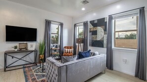 Living area - Comfortable 3-Bed Stay - Great for Groups Near NOLA (New Orleans)