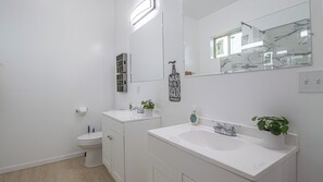 Dusj, håndklær, såpe og toalettpapir