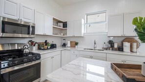 Private kitchen - Comfortable 3-Bed Stay - Great for Groups Near NOLA (New Orleans)