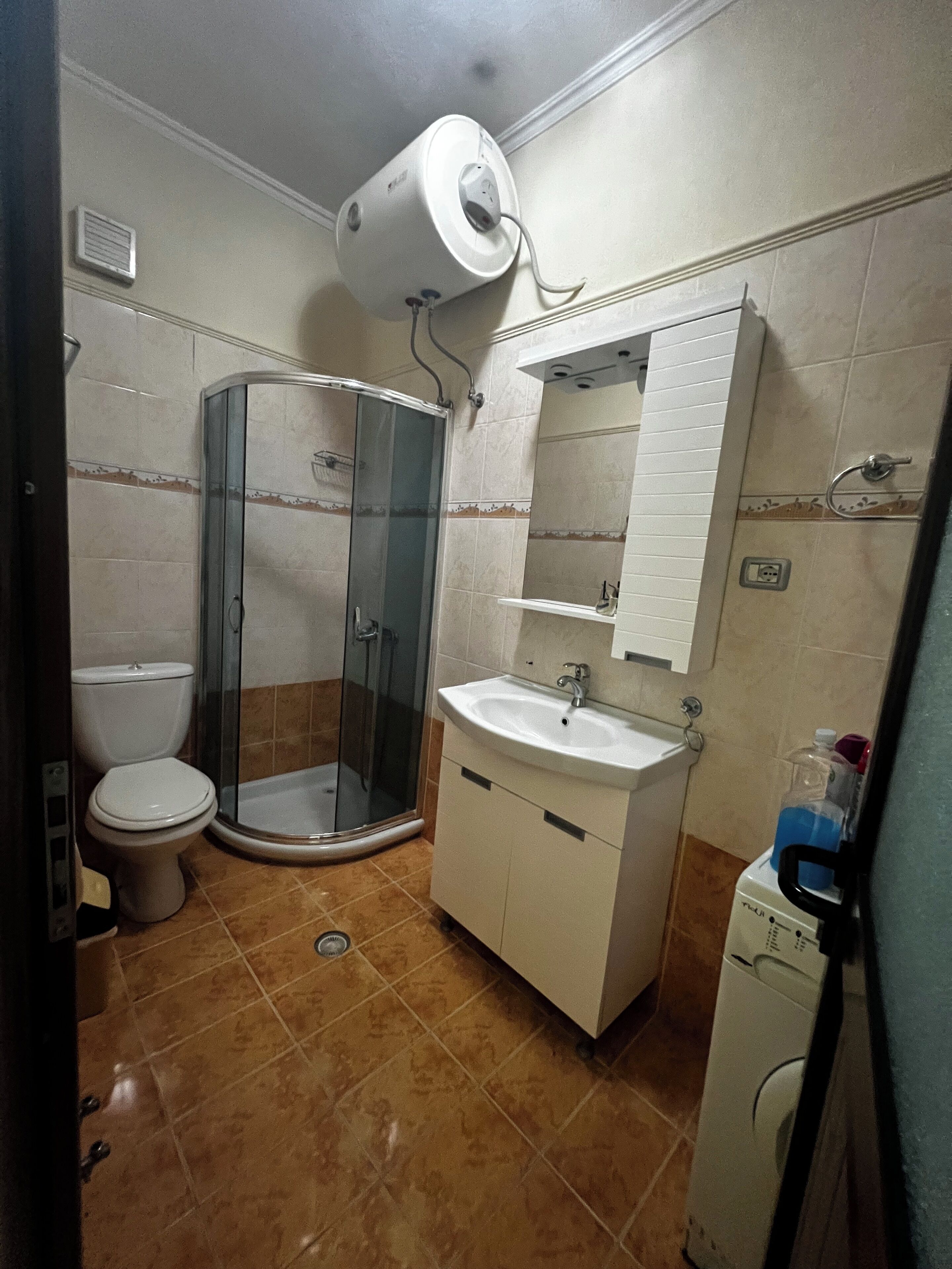 Haartrockner, Handtücher, Seife, Toilettenpapier