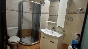 Haartrockner, Handtücher, Seife, Toilettenpapier