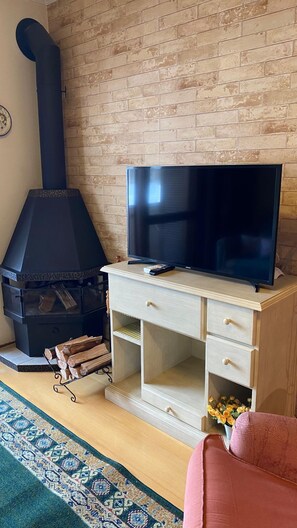 Classic Apartment, Lanai, Courtyard View | Living area | Flat-screen TV, fireplace - Apartamento dos Pássaros - Mirante  (Gramado)