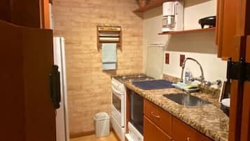 Apartemen Klasik, beranda, pemandangan halaman | Dapur pribadi | Lemari es besar, microwave, oven, dan mesin pencuci piring