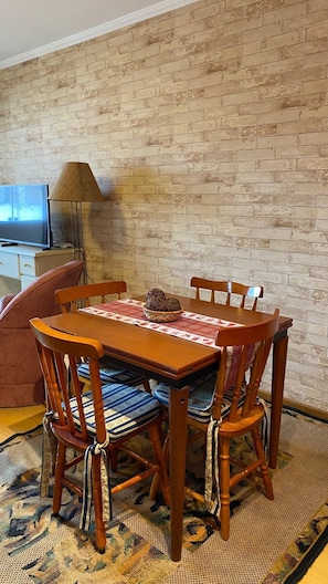 Apartamento clássico, varanda coberta, vista para o pátio | Sala de jantar