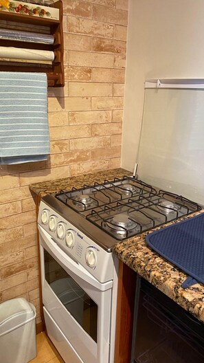 Apartamento clásico, lanai, vistas al patio | Cocina privada | Frigorífico grande, microondas, horno y lavavajillas