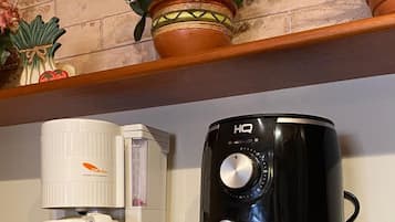 Classic Apartment, Lanai, Courtyard View | Private kitchen