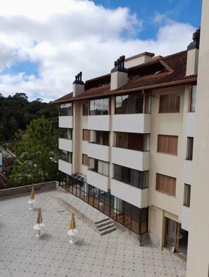 Classic Apartment, Lanai, Courtyard View | Terrace/patio - Apartamento dos Pássaros - Mirante  (Gramado)