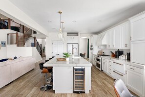 冷蔵庫、電子レンジ、オーブン、コンロ