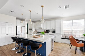 冷蔵庫、電子レンジ、オーブン、コンロ