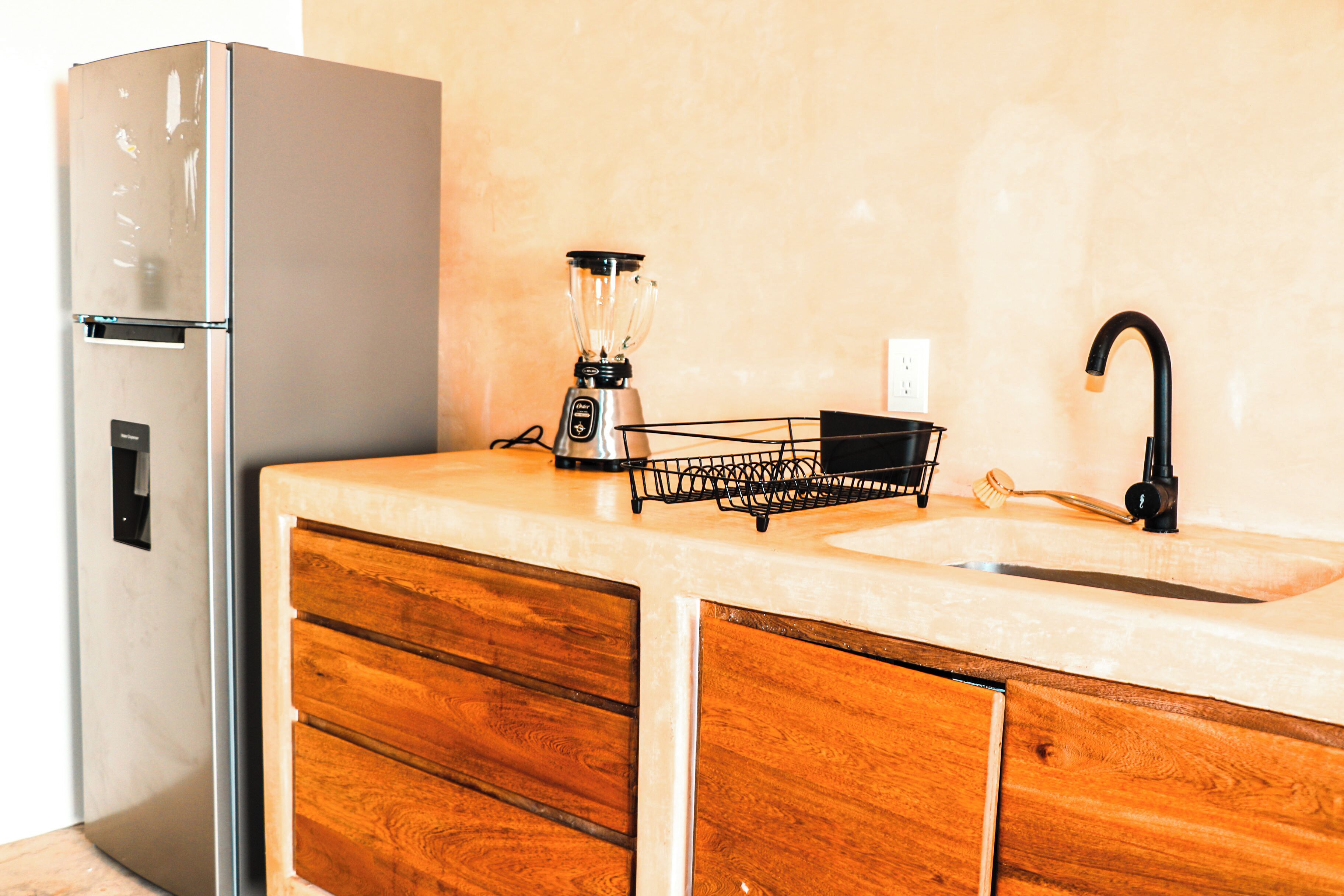 Cafetera y tetera, licuadora y artículos de limpieza 