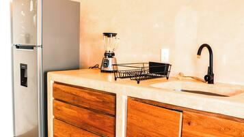 Coffee/tea maker, blender, cleaning supplies