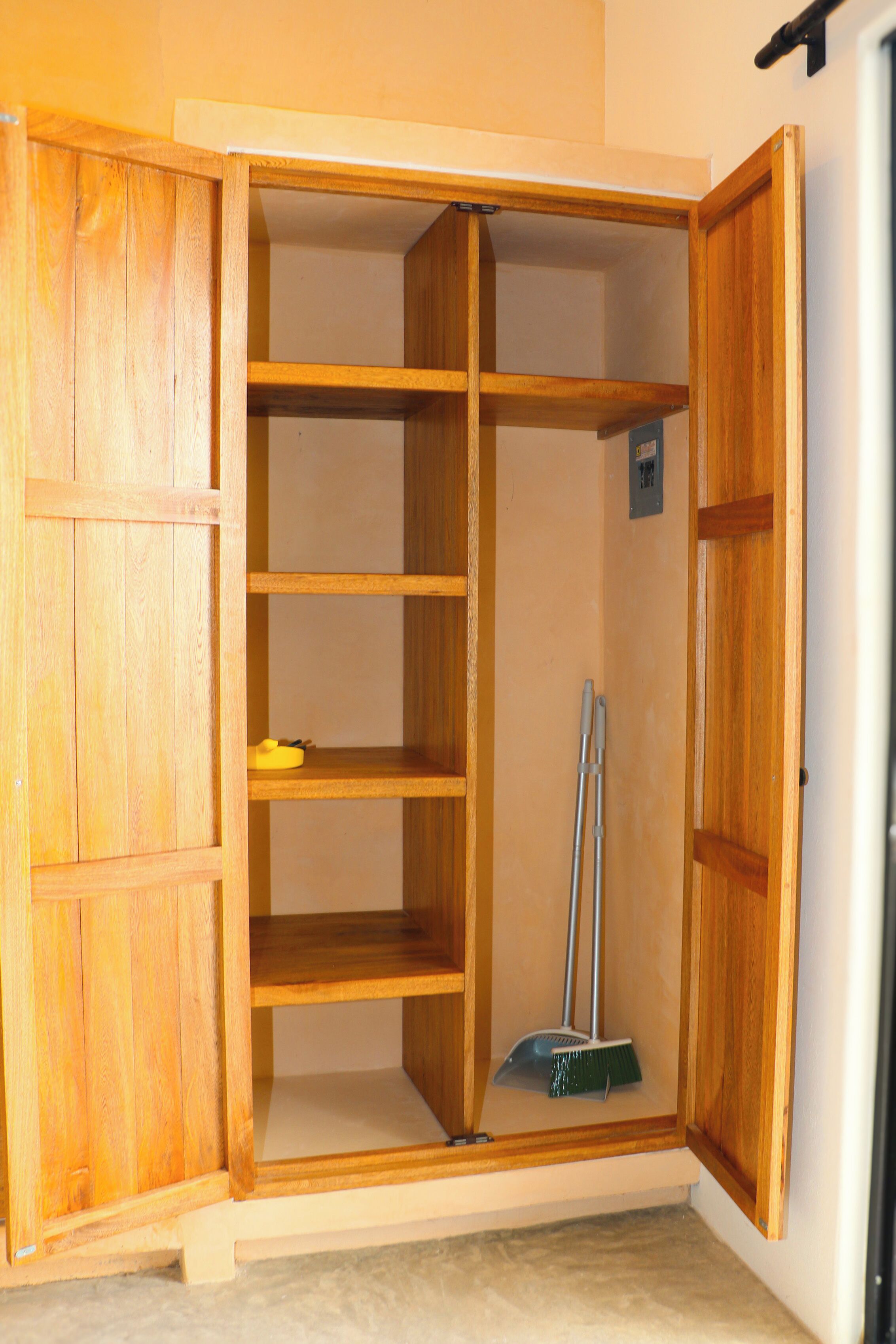 Cafetera y tetera, licuadora y artículos de limpieza 