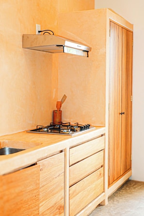 Coffee/tea maker, blender, cleaning supplies