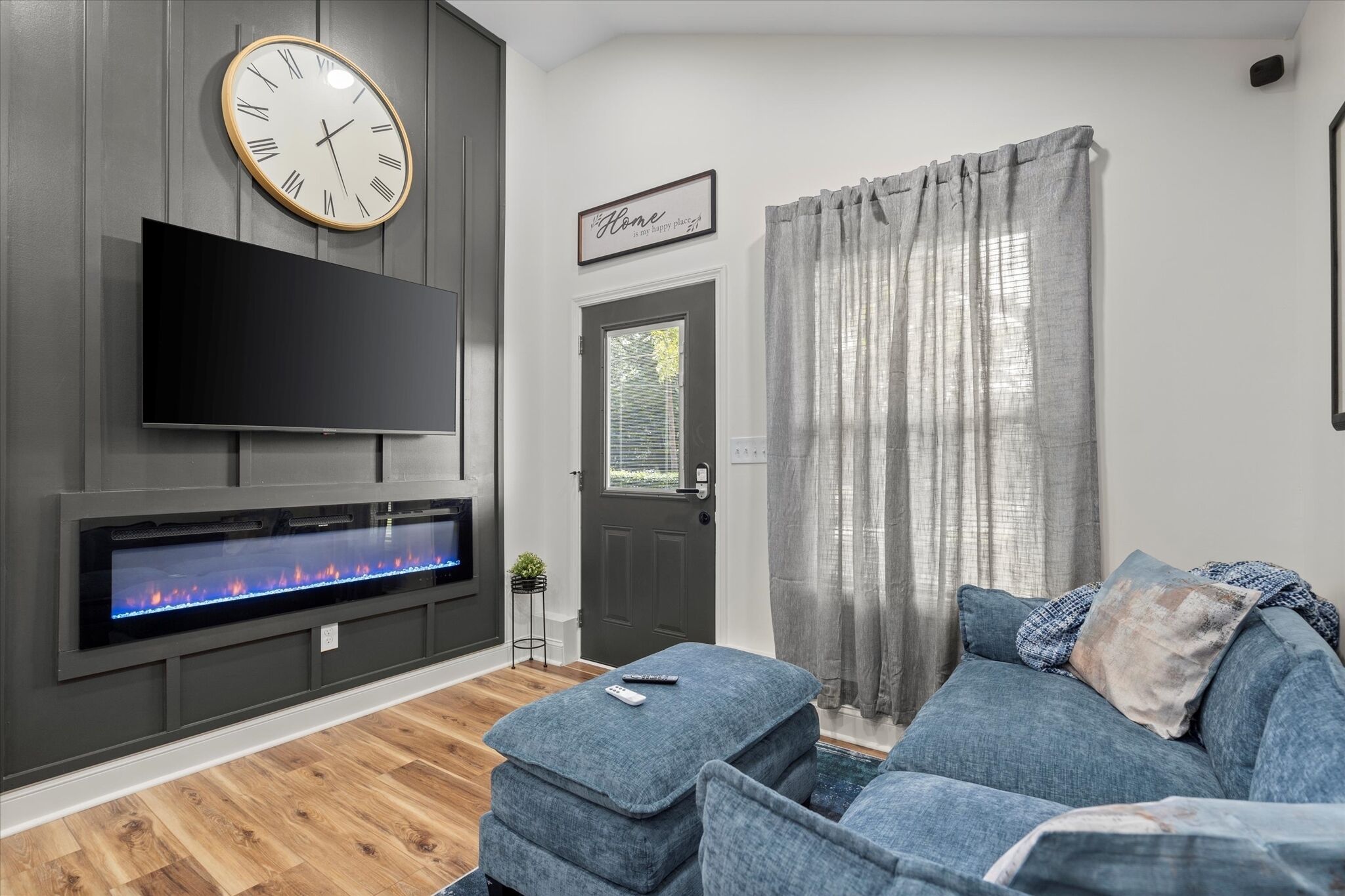 Smart TV, fireplace