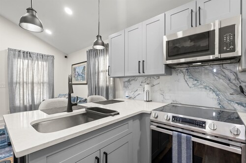 2BD/2BA Designer Cottage in Decatur – Couples/Solo