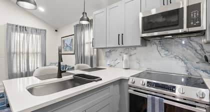 2BD/2BA Designer Cottage in Decatur – Couples/Solo