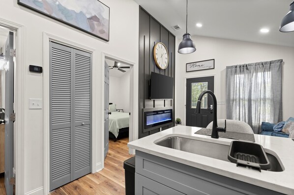 2 عدّة غرف نوم ومكواة/لوح كي وواي فاي مجانًا وملاءات أسرّة