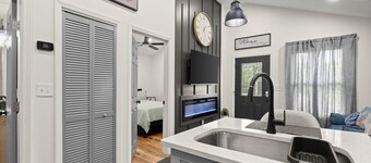 2BD/2BA Designer Cottage in Decatur – Couples/Solo
