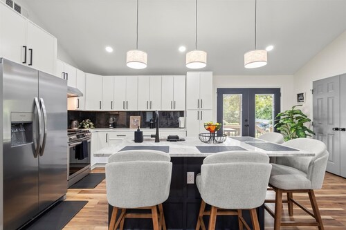 Designer 3BR/3BA Bungalow • Great for Families!