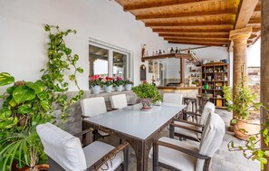 تناول الطعام بالخارج