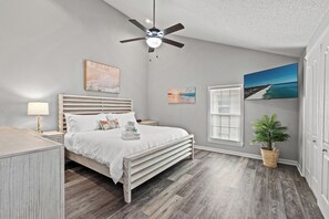 2 bedrooms, WiFi, bed sheets, wheelchair access - High Tide Haven: 5-min Walk to Beach! 71C (Panama City Beach)