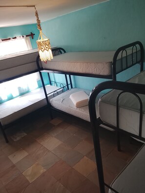 4 bedrooms, internet, bed sheets