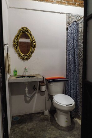 Haartrockner, Handtücher, Seife, Toilettenpapier