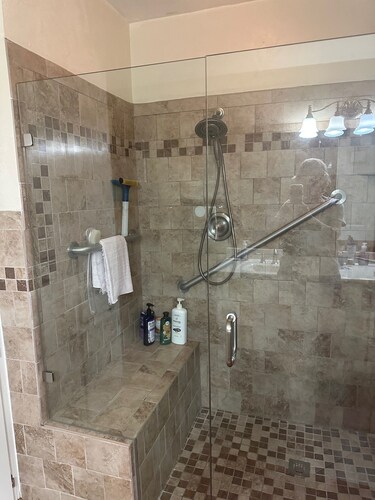 PET FRIENDLY QUIET NEIGHBORHOOD!