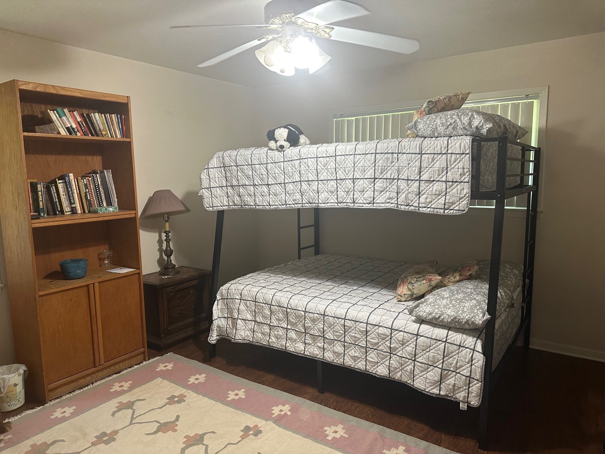 2 عدّة غرف نوم ومكواة/لوح كي وواي فاي وملاءات أسرّة