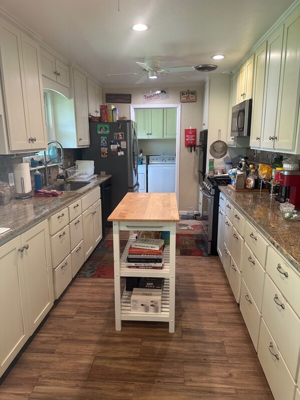 Mikroaaltouuni, uuni, liesi, astianpesukone