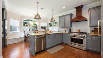 Køleskab, mikrobølgeovn, ovn, kogeplade