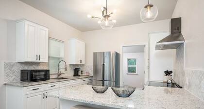 Charming 2-bedroom house in wonderful San Antonio with AC