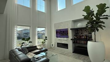 تلفزيون ذكي، مدفأة، كُتُب، ستيريو