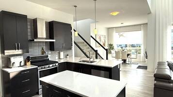 ثلاجة، ميكروويف، فرن، موقد طهي مسطح