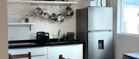 Frigorífico, microondas, placa de cocina y hervidor eléctrico