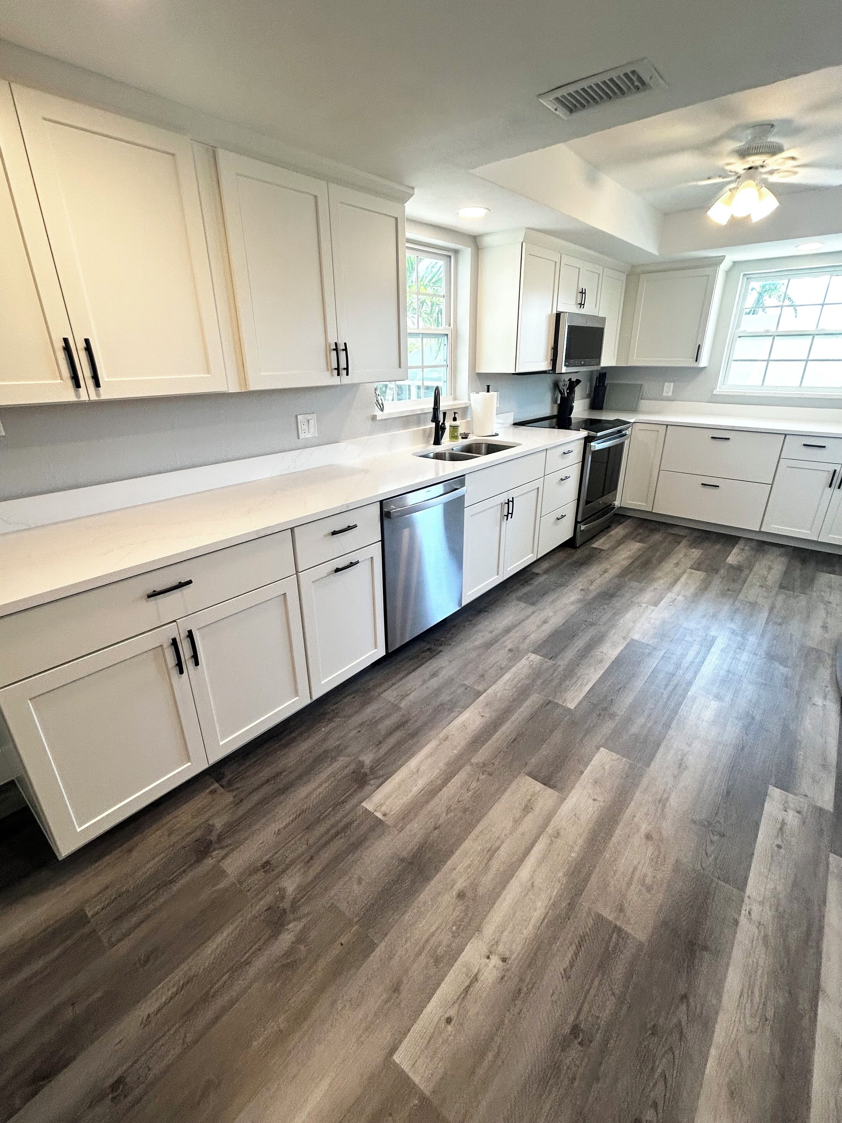 Mikrovågsugn, ugn, spishäll och diskmaskin