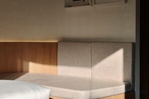 A bed with a headboard and a wooden panel. - Sense of Jedyod - near Maya Nimman (Chiang Mai)