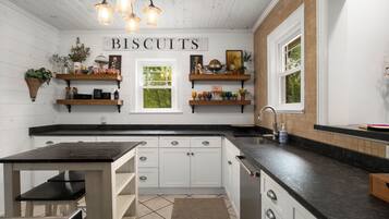 Mikrovågsugn, ugn, spishäll och diskmaskin