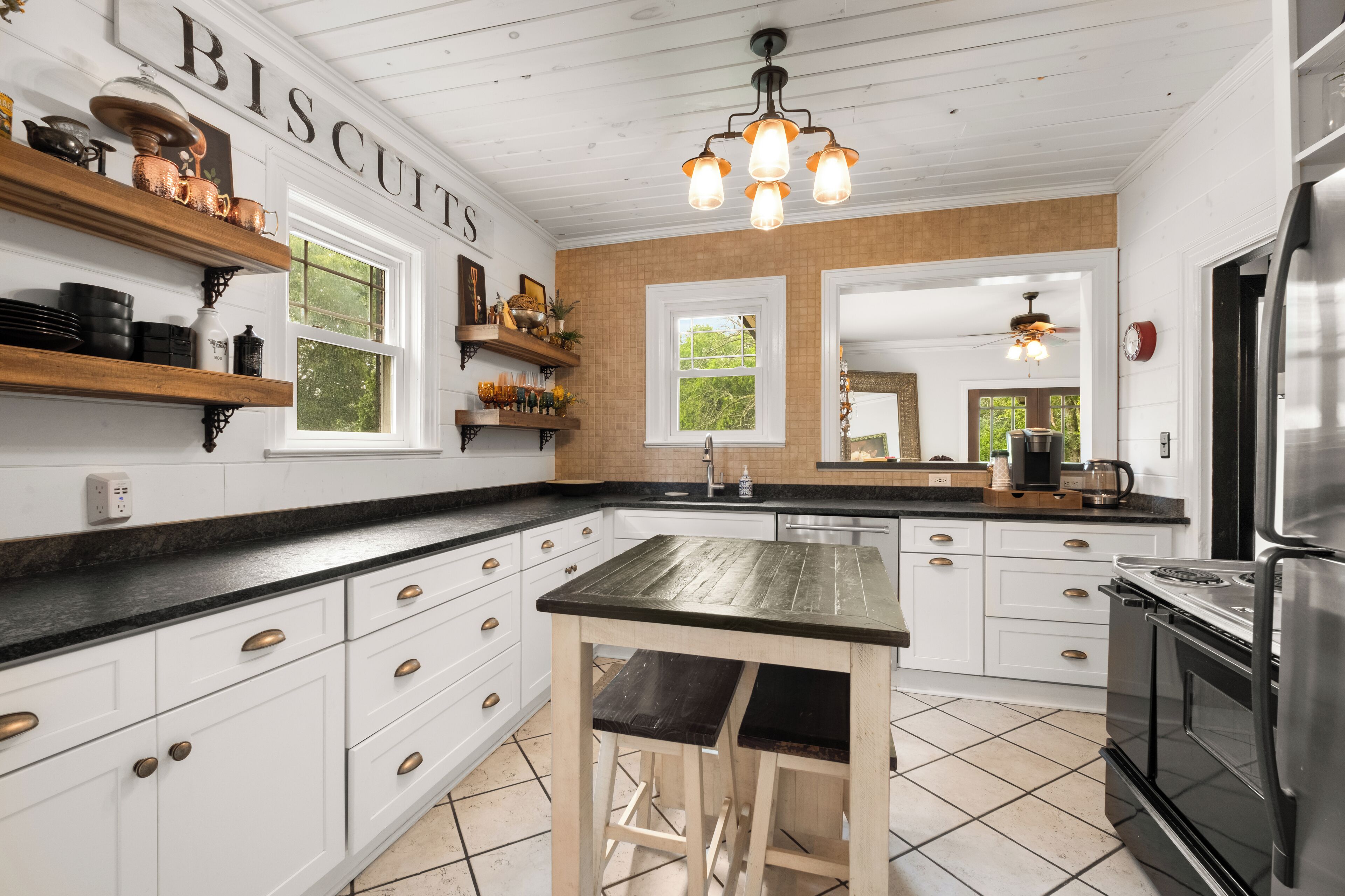 Een microgolfoven, een oven, een kookplaat, een vaatwasser