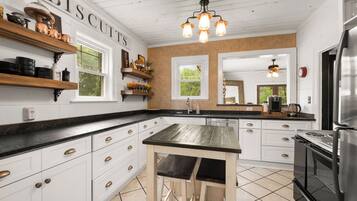 Microondas, horno, parrilla de estufa y lavavajillas