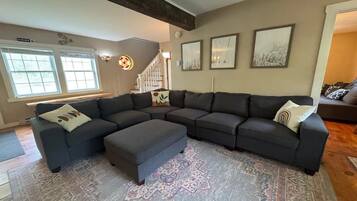 TV connectée, cheminée, lecteur de DVD, baby-foot