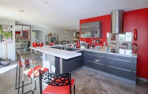 Fridge, microwave, oven, stovetop - Beautiful home in St Montan (St Montan)