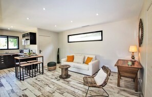 Smart TV, fireplace, stereo