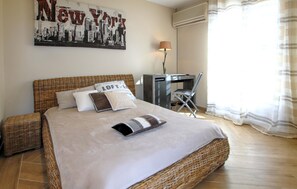 6 bedrooms, iron/ironing board, free WiFi - Beautiful home in St Montan (St Montan)