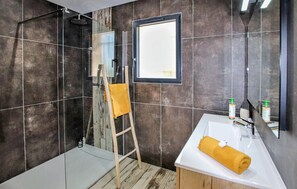 Shower, hair dryer - Beautiful home in St Montan (St Montan)