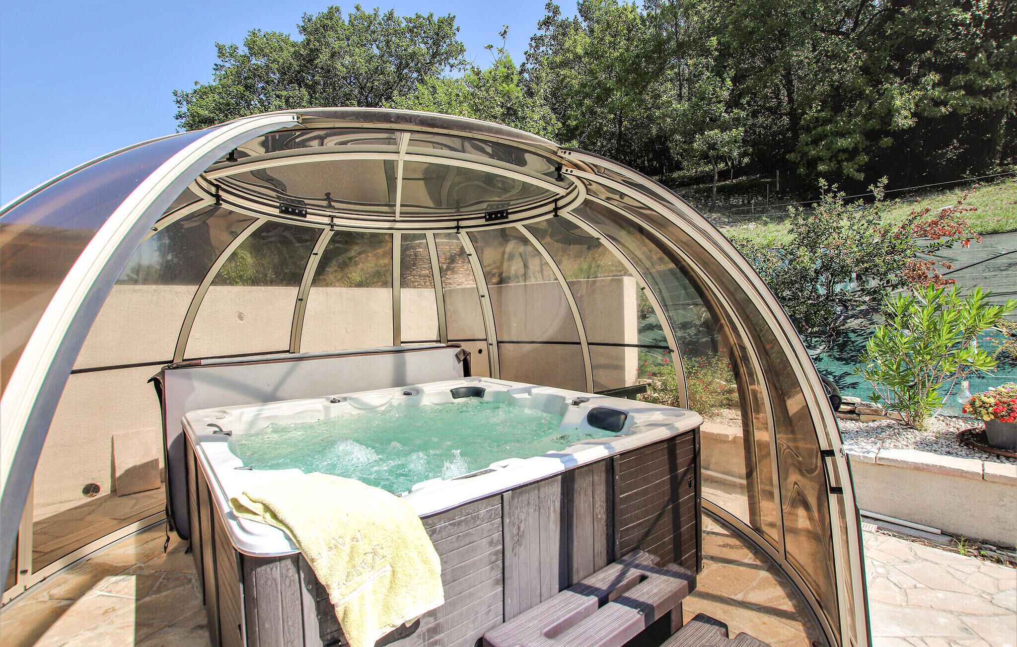 Bain à remous extérieur