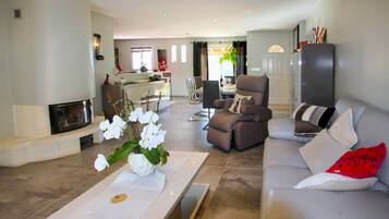 Smart TV, fireplace, stereo