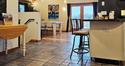 Countryside Knotty Pine
1King,2Queen,2bunk beds
Large Yard + a deck with a View