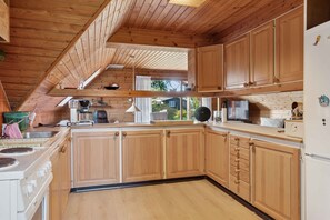 Fridge, oven, stovetop, coffee/tea maker